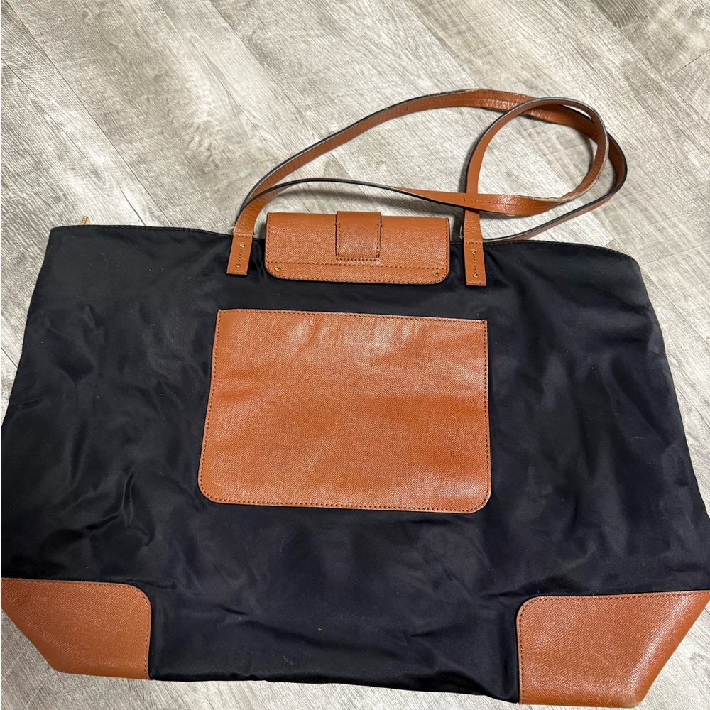 LARGE TOTE TORY BURCH BLACK & TAN handles are discolored & lightly frayed